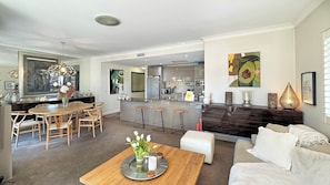 Living area - Spacious, lush, quiet one bedroom apartment next to RNSH (Greenwich)