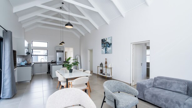 Smart TV, video library - Modern 2-Bedroom Home in Langebaan, Solar Power, Braai & Near Beach (Langebaan)