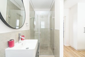 Shower, towels, soap, shampoo - Modern 2-Bedroom Home in Langebaan, Solar Power, Braai & Near Beach (Langebaan)