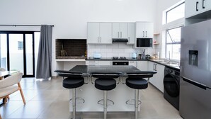 Coffee/tea maker, fridge, microwave, oven - Modern 2-Bedroom Home in Langebaan, Solar Power, Braai & Near Beach (Langebaan)