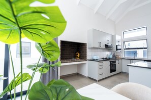 Fridge, microwave, oven, stovetop - Modern 2-Bedroom Home in Langebaan, Solar Power, Braai & Near Beach (Langebaan)