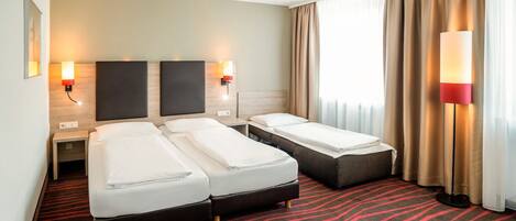 Dreibettzimmer City (ohne Klimaanlage) | Allergitestet sengetøy, safe på rommet, skrivebord og wi-fi (inkludert)