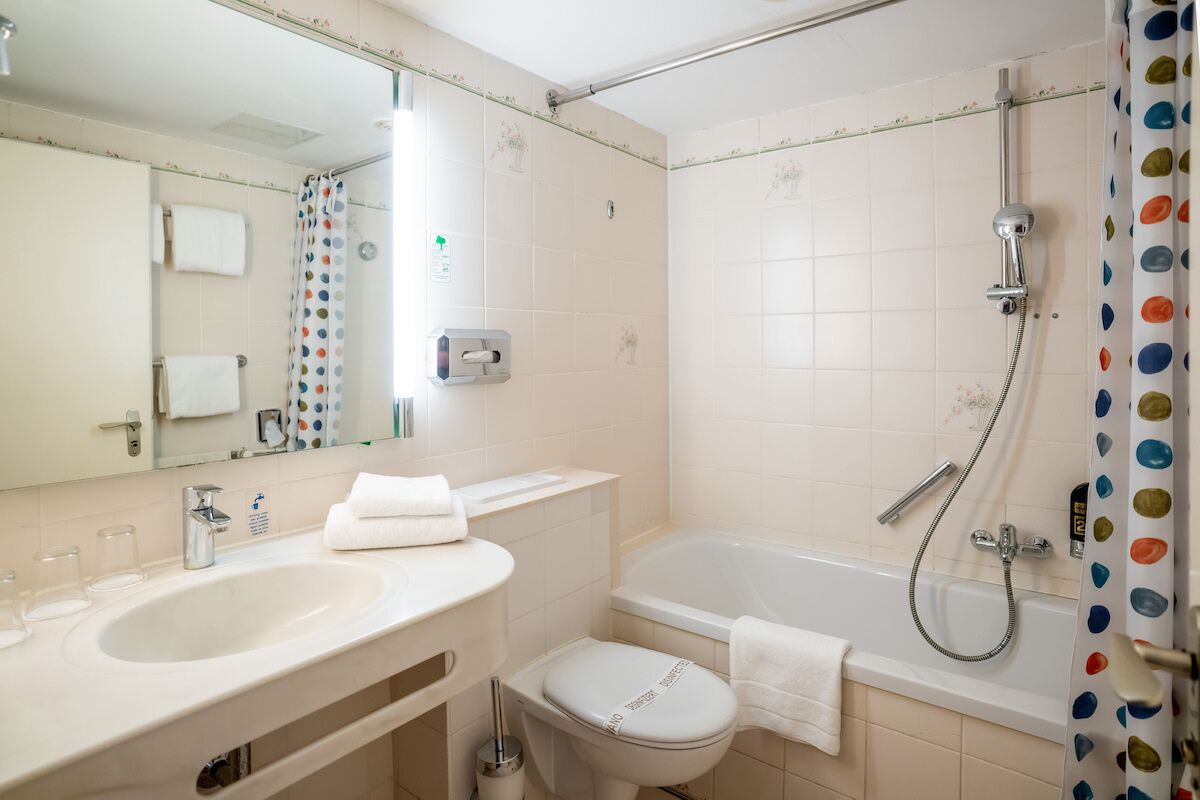 Un baño con lavabo, inodoro y bañera.