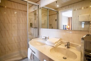 Dreibettzimmer Innenhof (ohne Klimaanlage) | 浴室 | 吹风机、毛巾、卫生纸