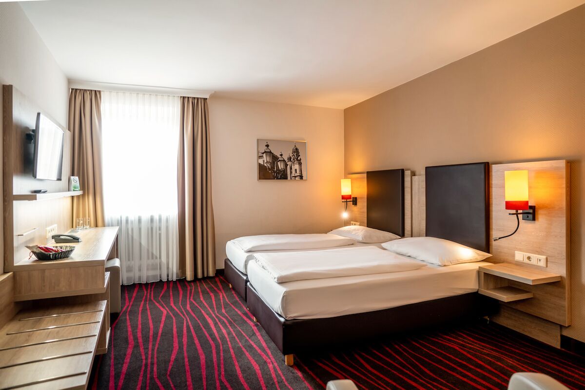 Doppel-/Zweibettzimmer Innenhof (ohne Klimaanlage) | Roupas de cama antialérgicas, cofres nos quartos, escrivaninha