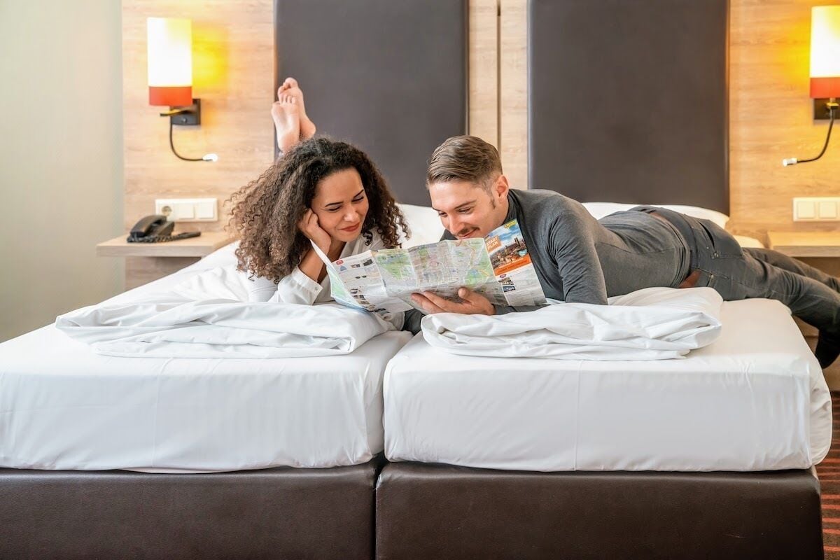 Allergiatestatut vuodevaatteet, tallelokero huoneessa, työpöytä