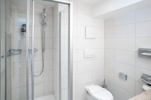 Einzelzimmer City (ohne Klimaanlage) | Fürdőszoba | Hajszárító, törölközők és toalettpapír