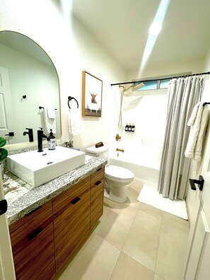Shower, eco-friendly toiletries, hair dryer, towels - Desert Gatsby: Close to Joshua Tree, Stargazing w/ Hot Tub (Yucca Valley)