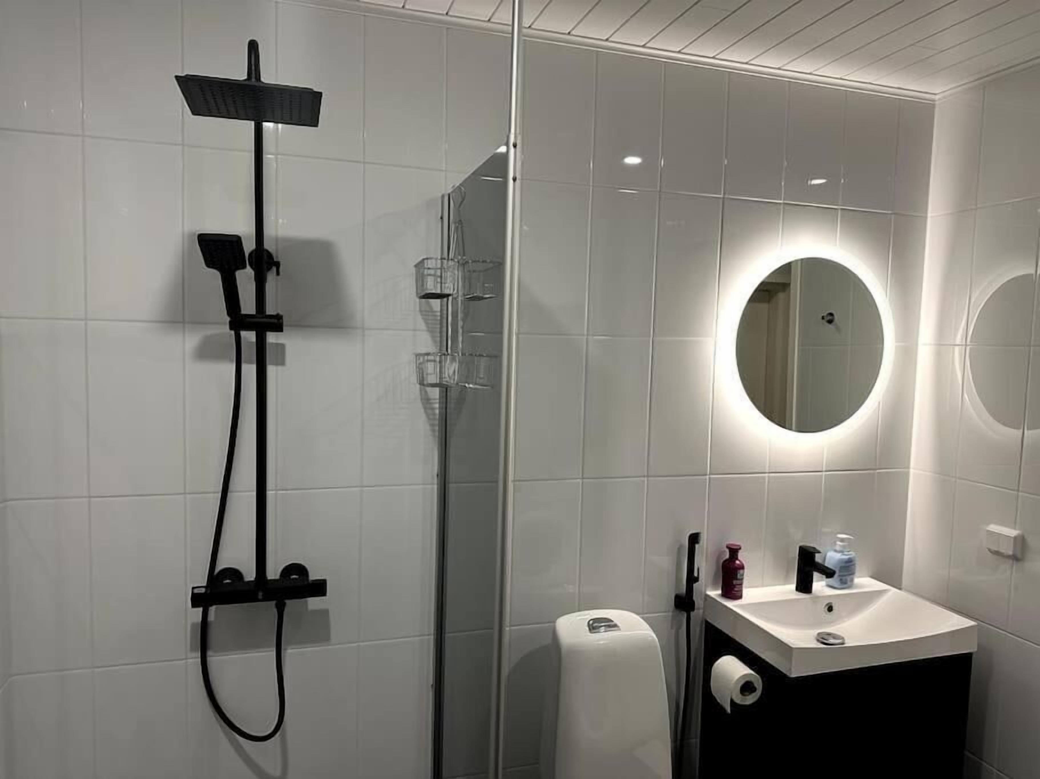 Een douche, een haardroger, handdoeken, zeep