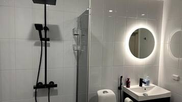 Een douche, een haardroger, handdoeken, zeep