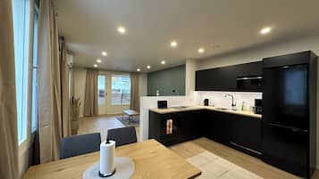 Full-size fridge, microwave, oven, stovetop