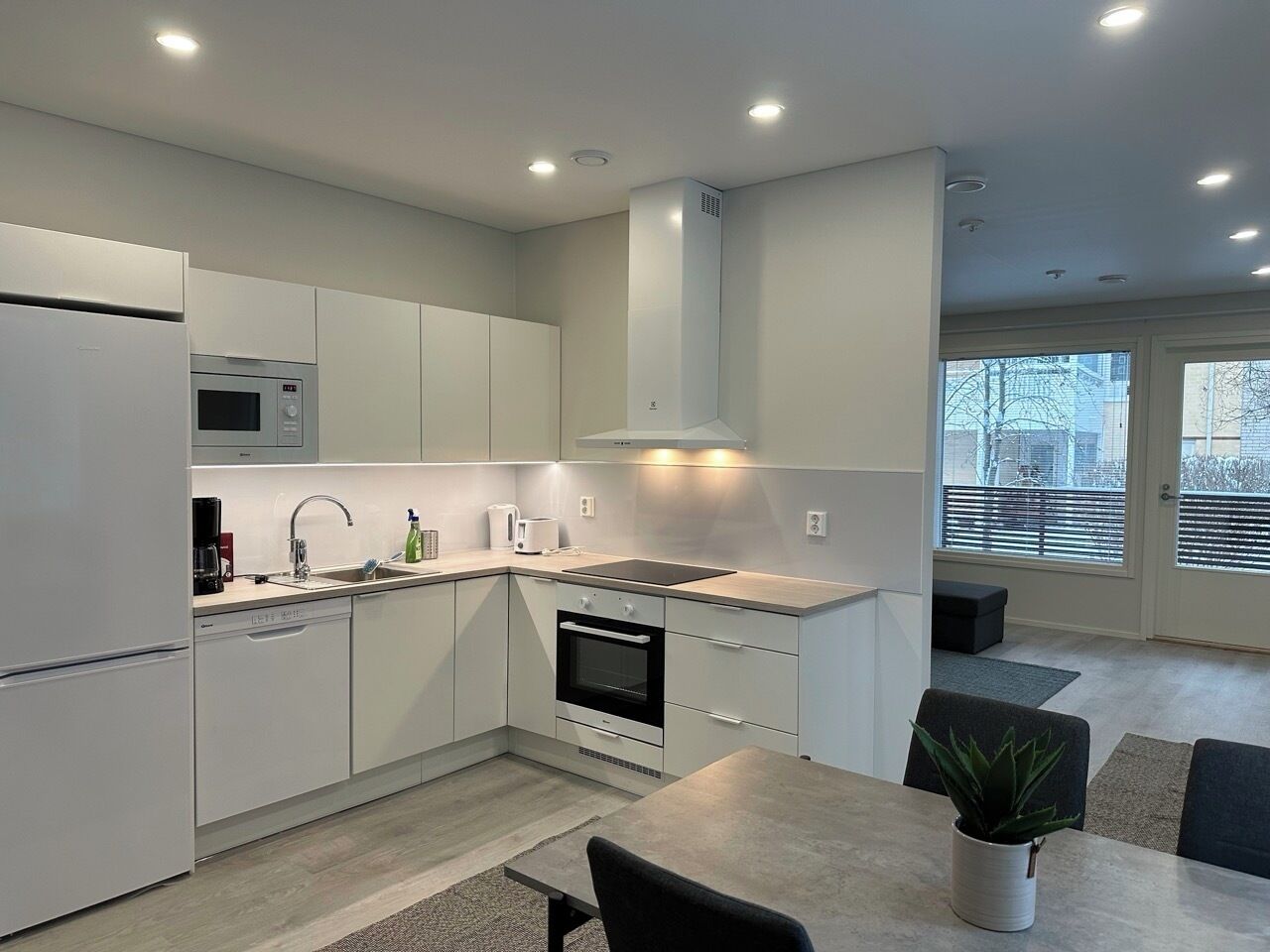 Standaard appartement | Privékeuken | Een koelkast met diepvriezer, een microgolfoven, een oven, een kookplaat