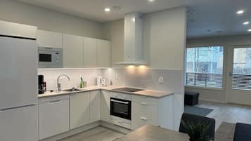 Apartament estàndard | Cuina privada | Frigorífic gran, microones, forn i placa de cuina