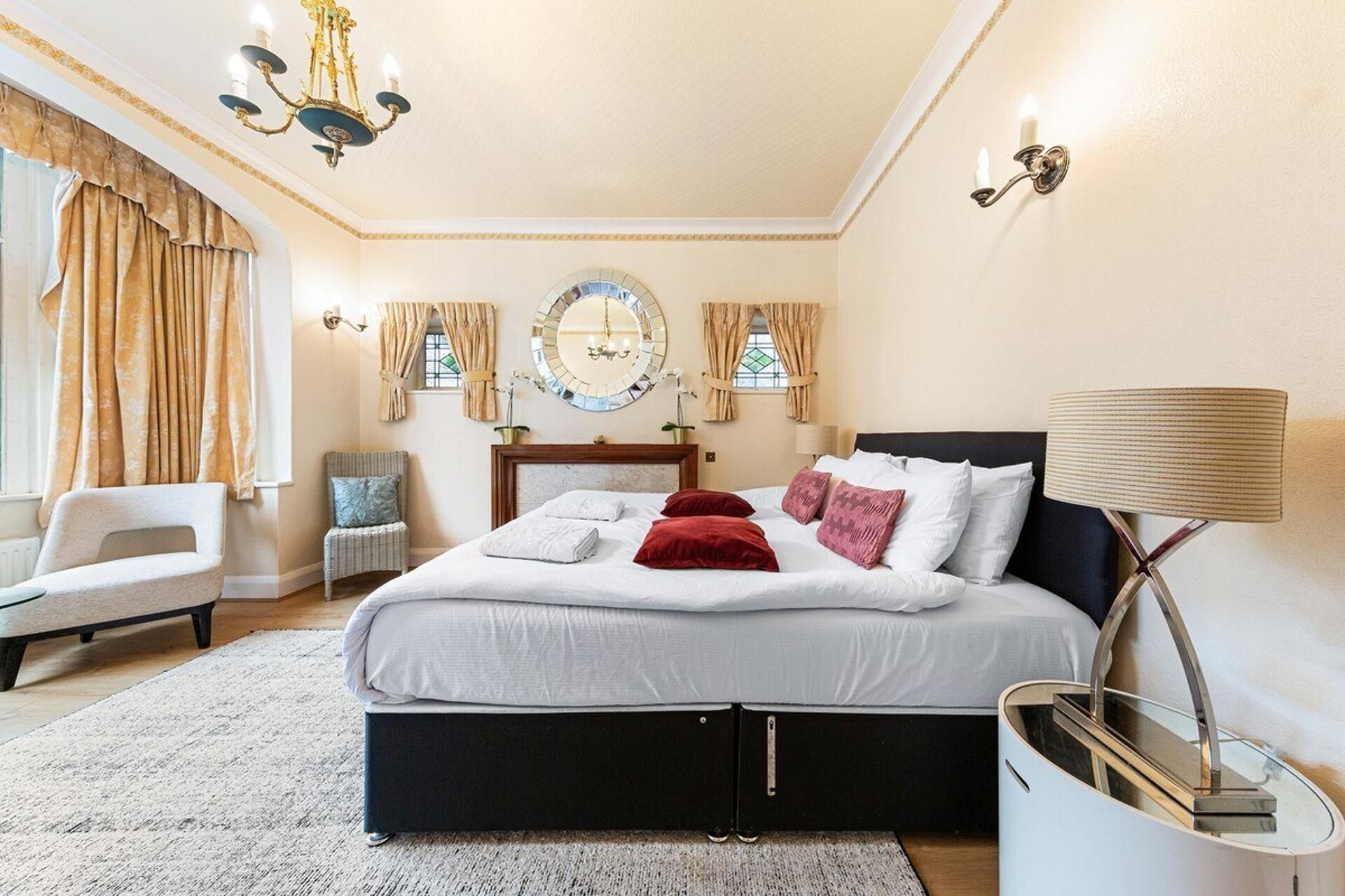 5 habitaciones, tabla de planchar con plancha y wifi gratis 