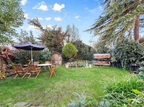 Outdoor dining - Spacious Home With Private Parking (Ilford)