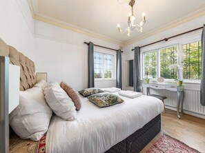 5 kamar tidur, setrika/meja setrika, Wi-Fi gratis, dan seprai linen