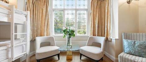 5 slaapkamers, een strijkplank/strijkijzer, gratis wifi, beddengoed