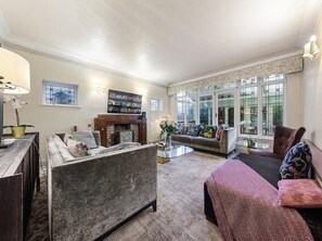 Living area - Spacious Home With Private Parking (Ilford)