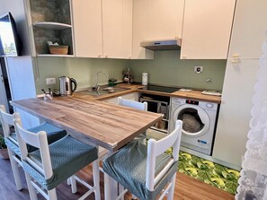 Geladeira, micro-ondas, cooktop, cafeteira/chaleira