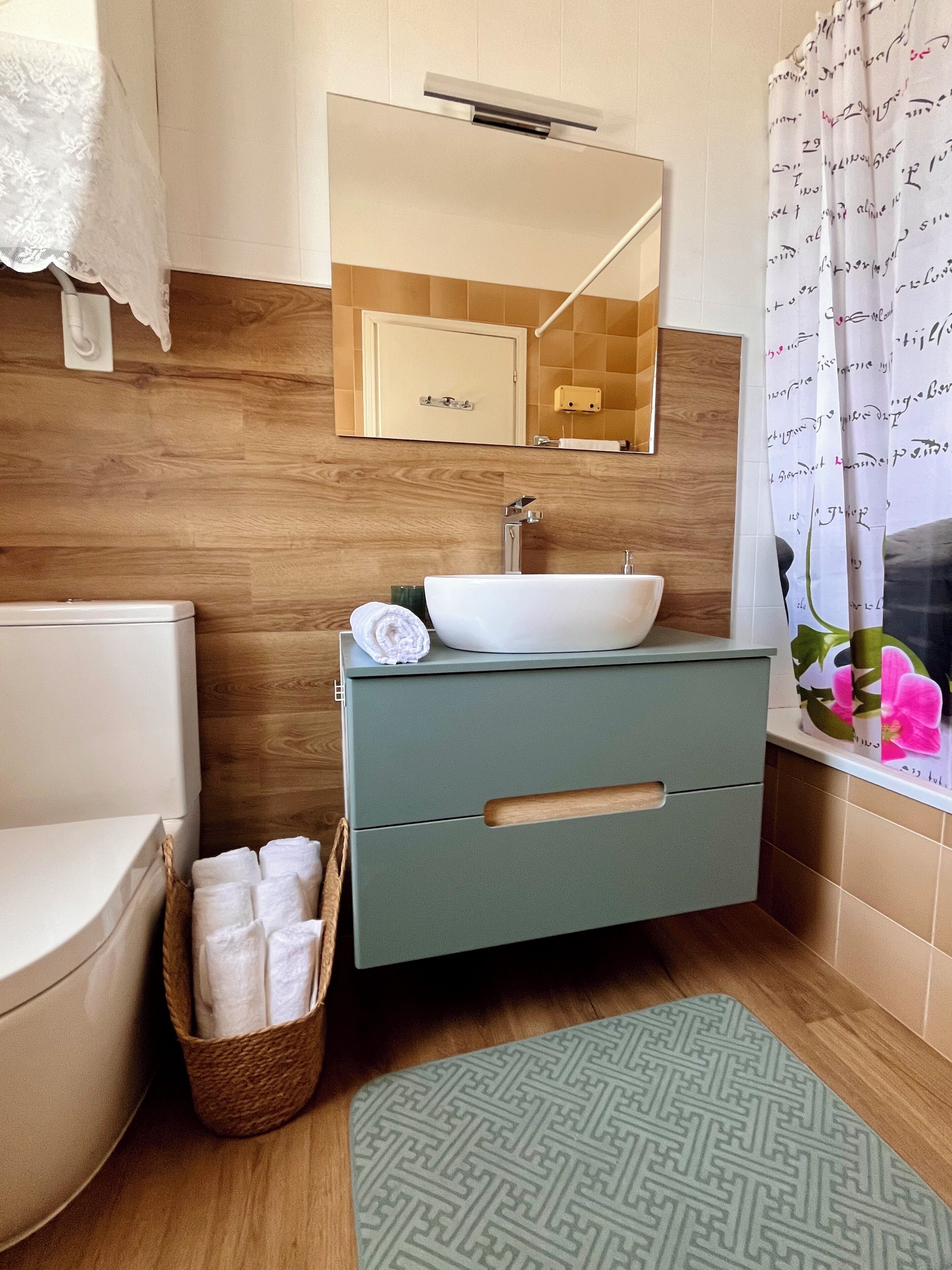 Sèche-cheveux, bidet, serviettes fournies, savon