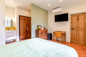 Bed sheets - Room 'Marthe' with shared terrace, private garden and air conditioning (Les Angles)