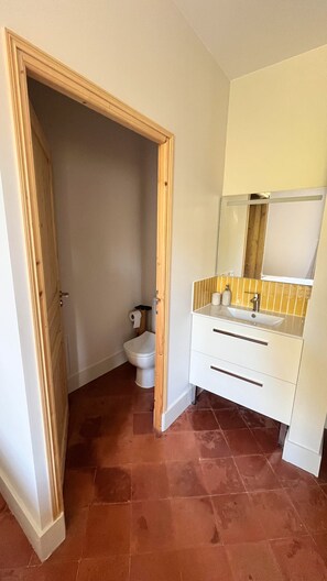 Ducha, secador de pelo, toallas