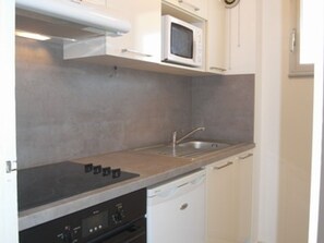 Fridge, microwave, oven, stovetop - 3-room seafront apartment, terrace, pets allowed, parking (Argelès-sur-Mer)