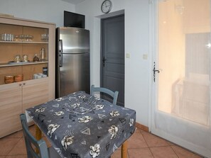 Dining - Charming villa with private pool, air conditioning, Wifi near Avignon (Avignon)