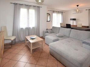 Living area - Charming villa with private pool, air conditioning, Wifi near Avignon (Avignon)