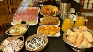 A breakfast buffet with various food items and beverages. - Hostal Kimboa (Ansó)