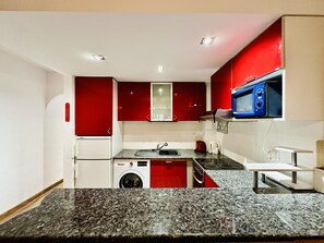 Fridge, microwave, oven, coffee/tea maker - Canal Apartment Empuriabrava, Aircon, Parking (Ampuriabrava)