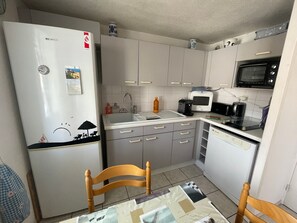 Fridge, stovetop, coffee/tea maker - Holiday home with pool, close to beach - La Tranche-sur-Mer (La Tranche-sur-Mer)