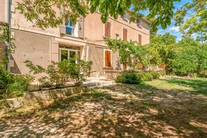 Exterior - Room 'Monique' with shared terrace, private garden and air conditioning (Les Angles)