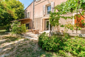 Outdoor dining - Room 'Monique' with shared terrace, private garden and air conditioning (Les Angles)