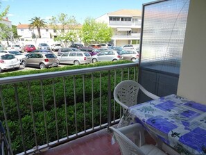 Outdoor dining - Charming studio with balcony in Balaruc-les-Bains (Balaruc-les-Bains)
