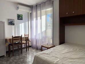 Room - Studio with air conditioning in Balaruc-les-Bains (Balaruc-les-Bains)
