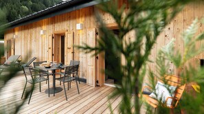 Outdoor dining - In the heart of the mountains Enjoy Chalet Chamonix Le Lavancher Apartment Bellachat (Chamonix-Mont-Blanc)
