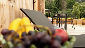 Outdoor dining - In the heart of the mountains Enjoy Chalet Chamonix Le Lavancher Apartment Bellachat (Chamonix-Mont-Blanc)