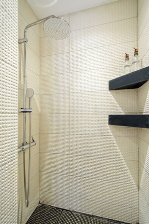 Shower, hair dryer, towels, soap - Modern Comfort Meets Bohemian Vibes in Exarcheia (Athina)