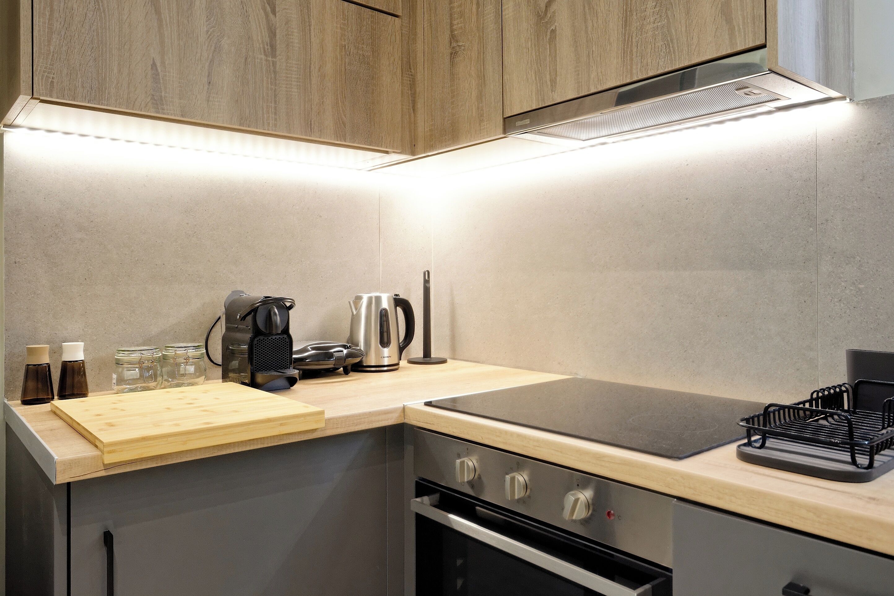 Kjøleskap, mikrobølgeovn, ovn og kokeplater