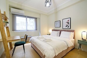3 bedrooms, iron/ironing board, free WiFi, bed sheets - Modern Comfort Meets Bohemian Vibes in Exarcheia (Athina)