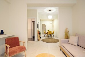 Smart TV - Modern Comfort Meets Bohemian Vibes in Exarcheia (Athina)