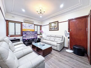 Smart TV - Spacious 5BR Family Home / 2 Free Parking / Walk to Train & Shops (Revesby)