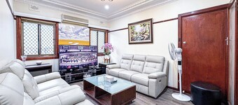 Spacious 5BR Family Home / 2 Free Parking / Walk to Train & Shops