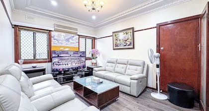 Spacious 5BR Family Home / 2 Free Parking / Walk to Train & Shops