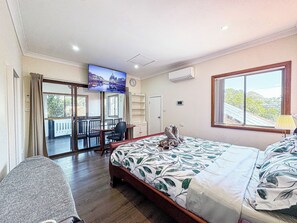 5 bedrooms, desk, iron/ironing board, free WiFi - Spacious 5BR Family Home / 2 Free Parking / Walk to Train & Shops (Revesby)