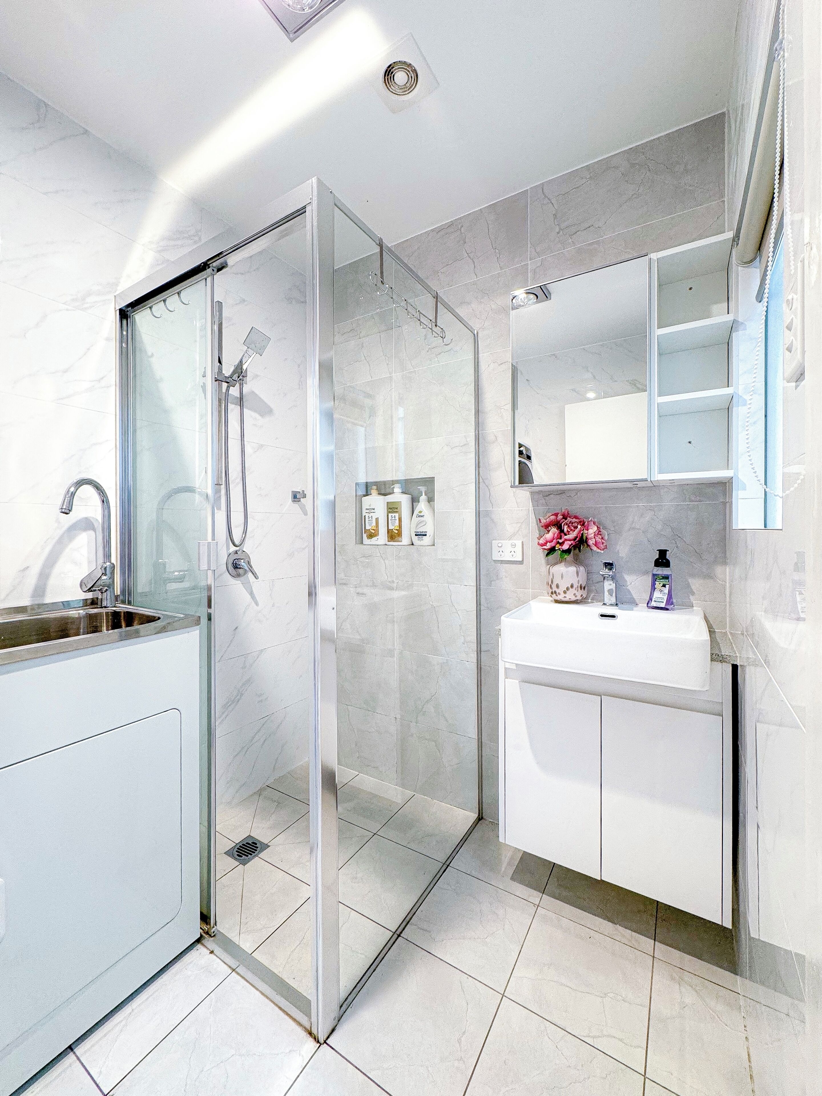 Douche, sèche-cheveux, serviettes fournies, savon