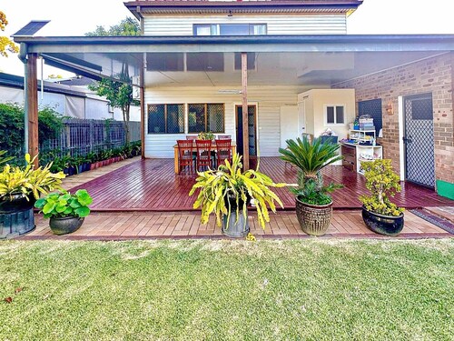 Spacious 5BR Family Home / 2 Free Parking / Walk to Train & Shops