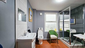 House (3 Bedrooms) | Bathroom | Separate tub and shower, towels - Brynview - 3 Bedroom Holiday Home - Reynoldston (Swansea)