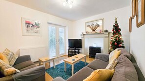 29-inch Smart TV with digital channels - Brynview - 3 Bedroom Holiday Home - Reynoldston (Swansea)